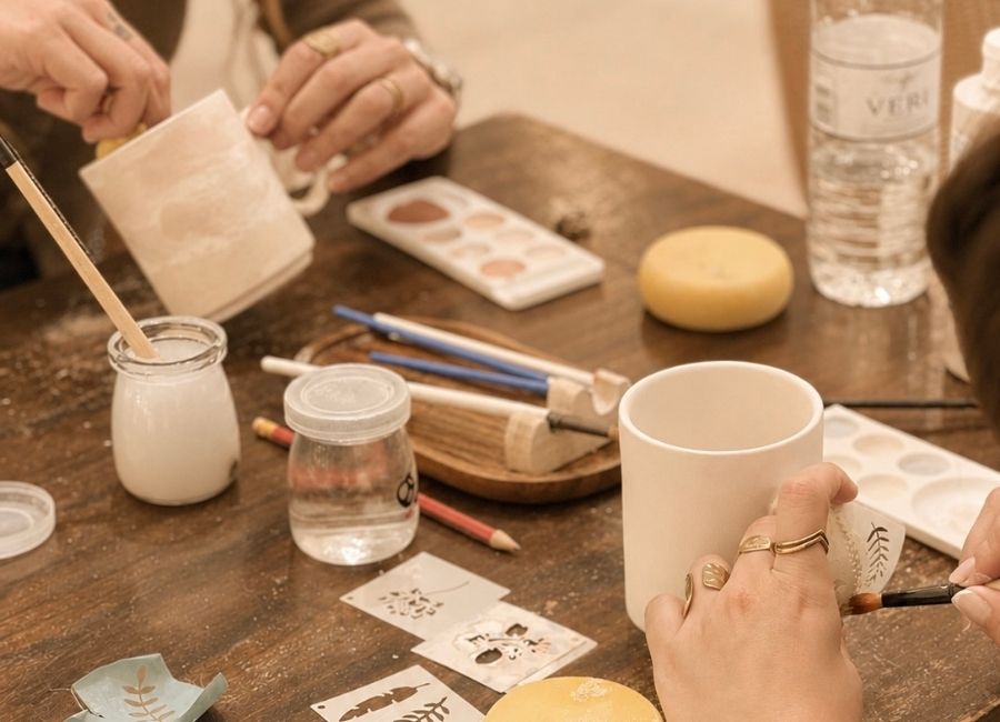 Pintant ceràmica al ritme propi a La Pintoràmica